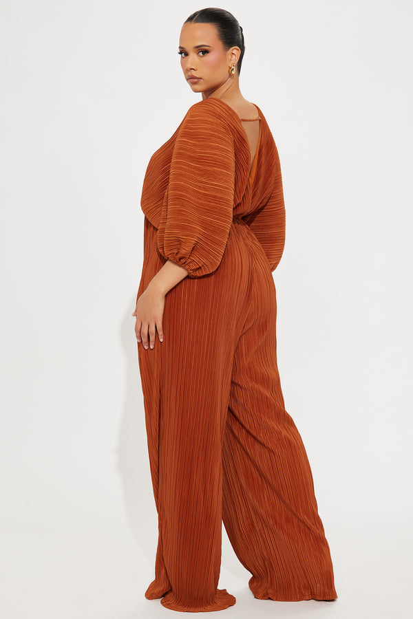 Enterizo/ Jumpsuit, color marrón/ caramelo ( cognac ), con escote en la parte trasera.