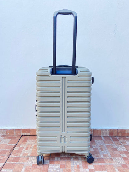 Maleta it luggage original , verde olivia. Material ABS resistente al agua.  Asa telescópica ajustable. Amplio interior con doble compartimento