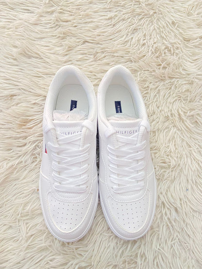 Tenis TOMMY HILFIGER original, color blanco con logo clásico en el costado.