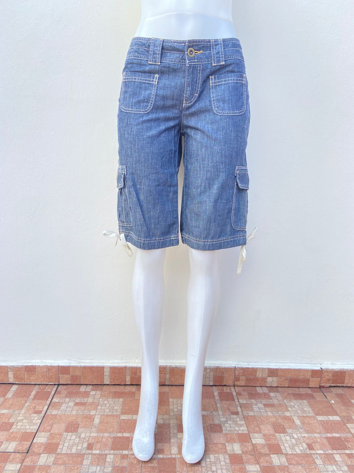 Bermuda TOMMY HILFIGER ORIGINAL tipo cargo jeans azul oscuro.