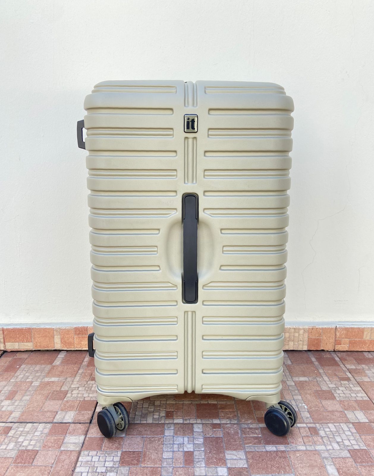 Maleta it luggage original , verde olivia. Material ABS resistente al agua.  Asa telescópica ajustable. Amplio interior con doble compartimento