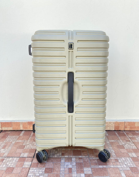 Maleta it luggage original , verde olivia. Material ABS resistente al agua.  Asa telescópica ajustable. Amplio interior con doble compartimento