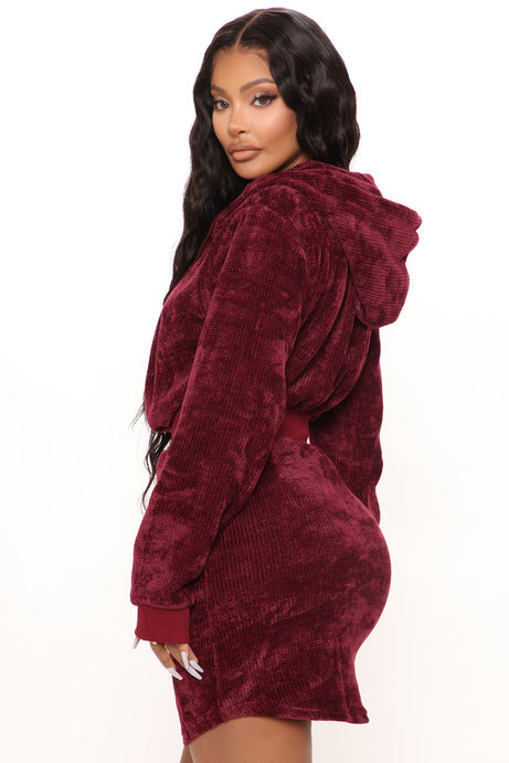 Vestido en color borgoña con gorro ( burgundy) ( rojo vino ).