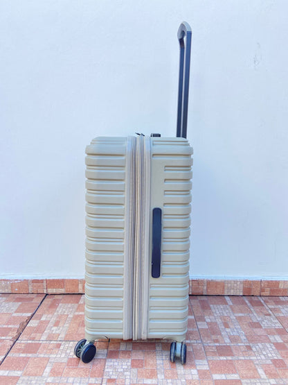 Maleta it luggage original , verde olivia. Material ABS resistente al agua.  Asa telescópica ajustable. Amplio interior con doble compartimento