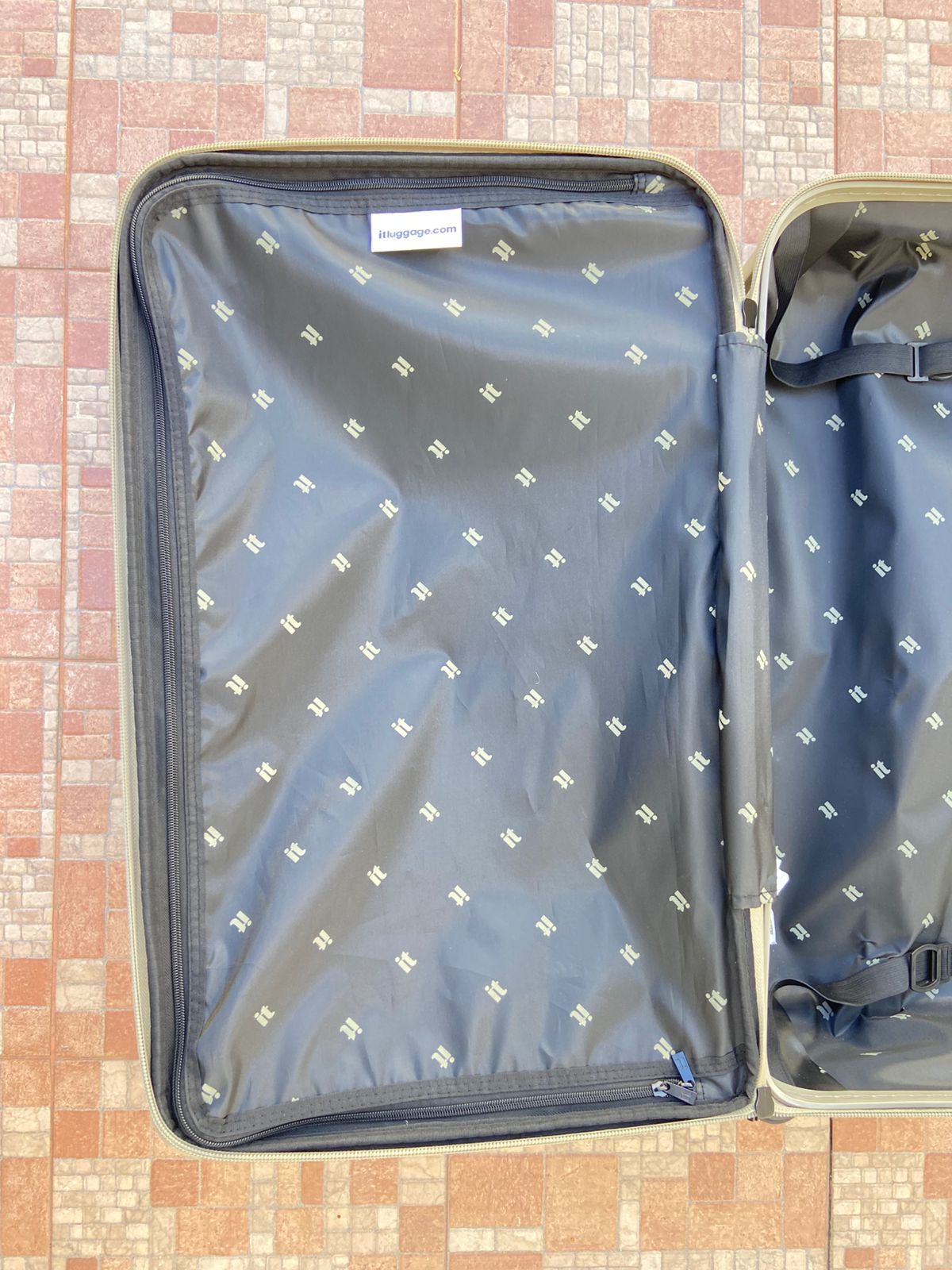 Maleta it luggage original , verde olivia. Material ABS resistente al agua.  Asa telescópica ajustable. Amplio interior con doble compartimento