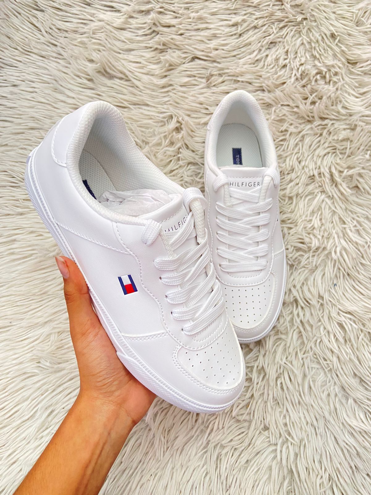 Tenis TOMMY HILFIGER original, color blanco con logo clásico en el costado.