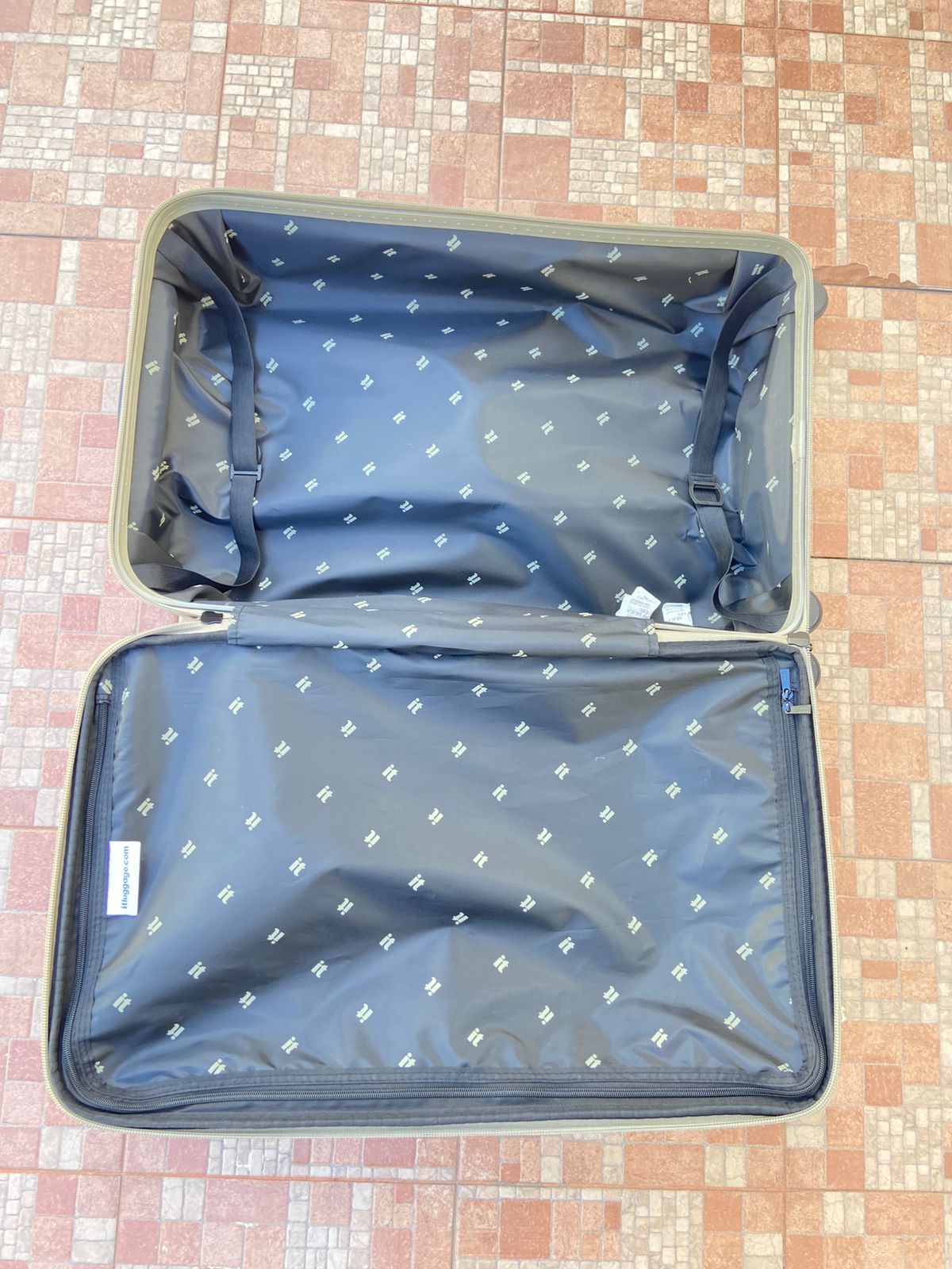 Maleta it luggage original , verde olivia. Material ABS resistente al agua.  Asa telescópica ajustable. Amplio interior con doble compartimento