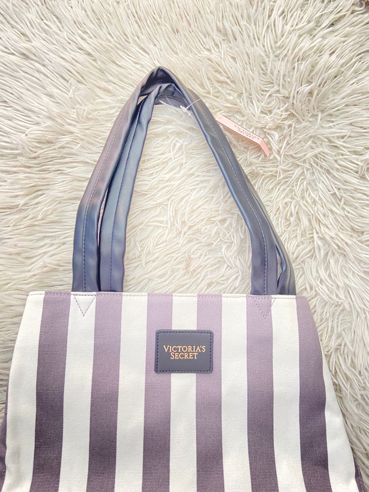 Bolso VICTORIA'S SECRET Original color blanco con rayas gris claro con asas en cuero negro.