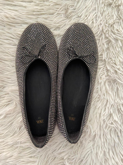 Zapatos ninas Zara original, negro con piedras plateadas con un moño negro.