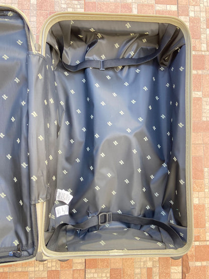 Maleta it luggage original , verde olivia. Material ABS resistente al agua.  Asa telescópica ajustable. Amplio interior con doble compartimento