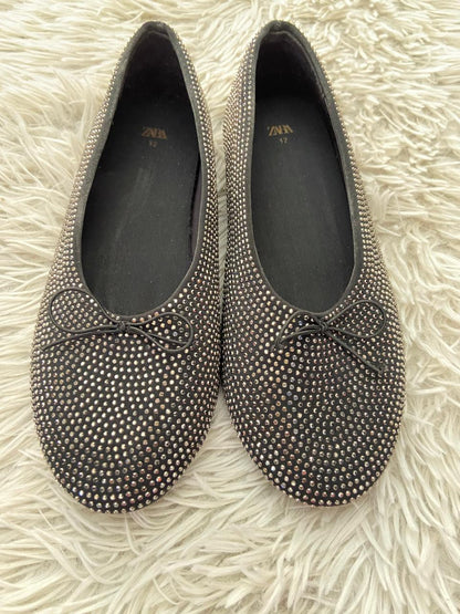 Zapatos ninas Zara original, negro con piedras plateadas con un moño negro.