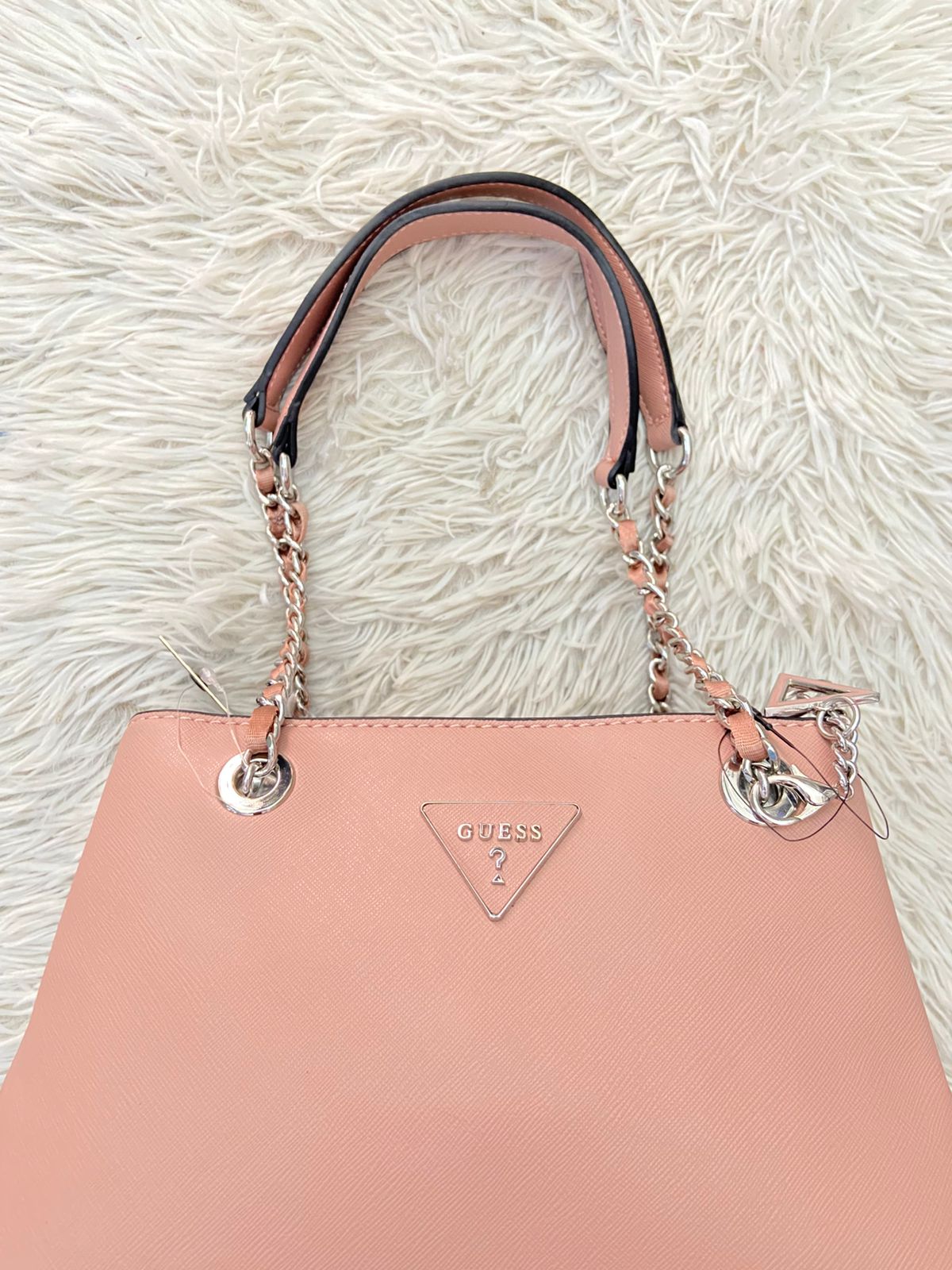 Cartera GUESS Original, color rosado pastel con logo en el centro y asas con cadena plateada.