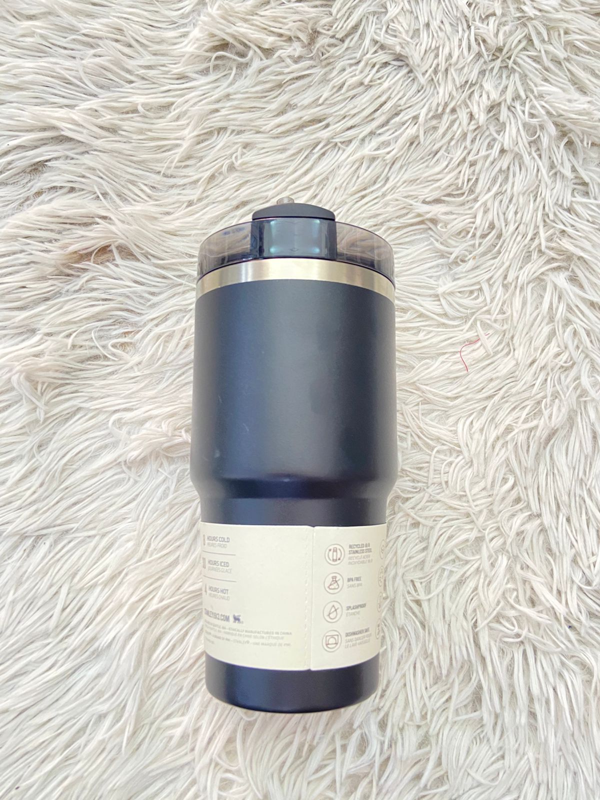 Stanley original termo H2.0 – 20 oz 🧊Súper versátil y con el tamaño perfecto para acompañarte a todos lados incluso portavasos del carro.  Mantiene las bebidas frías hasta 8 horas y con hielo hasta 30 horas.