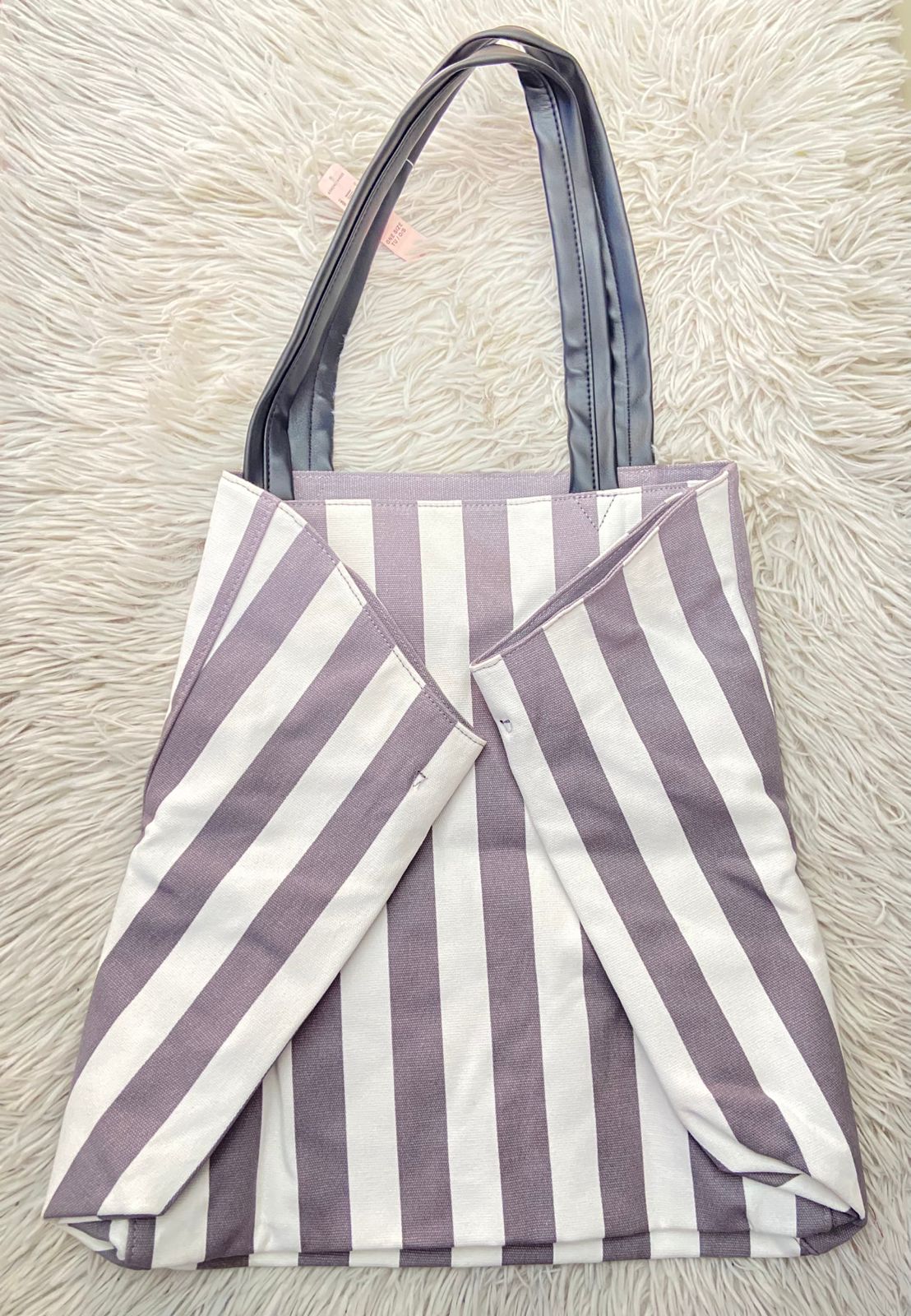 Bolso VICTORIA'S SECRET Original color blanco con rayas gris claro con asas en cuero negro.