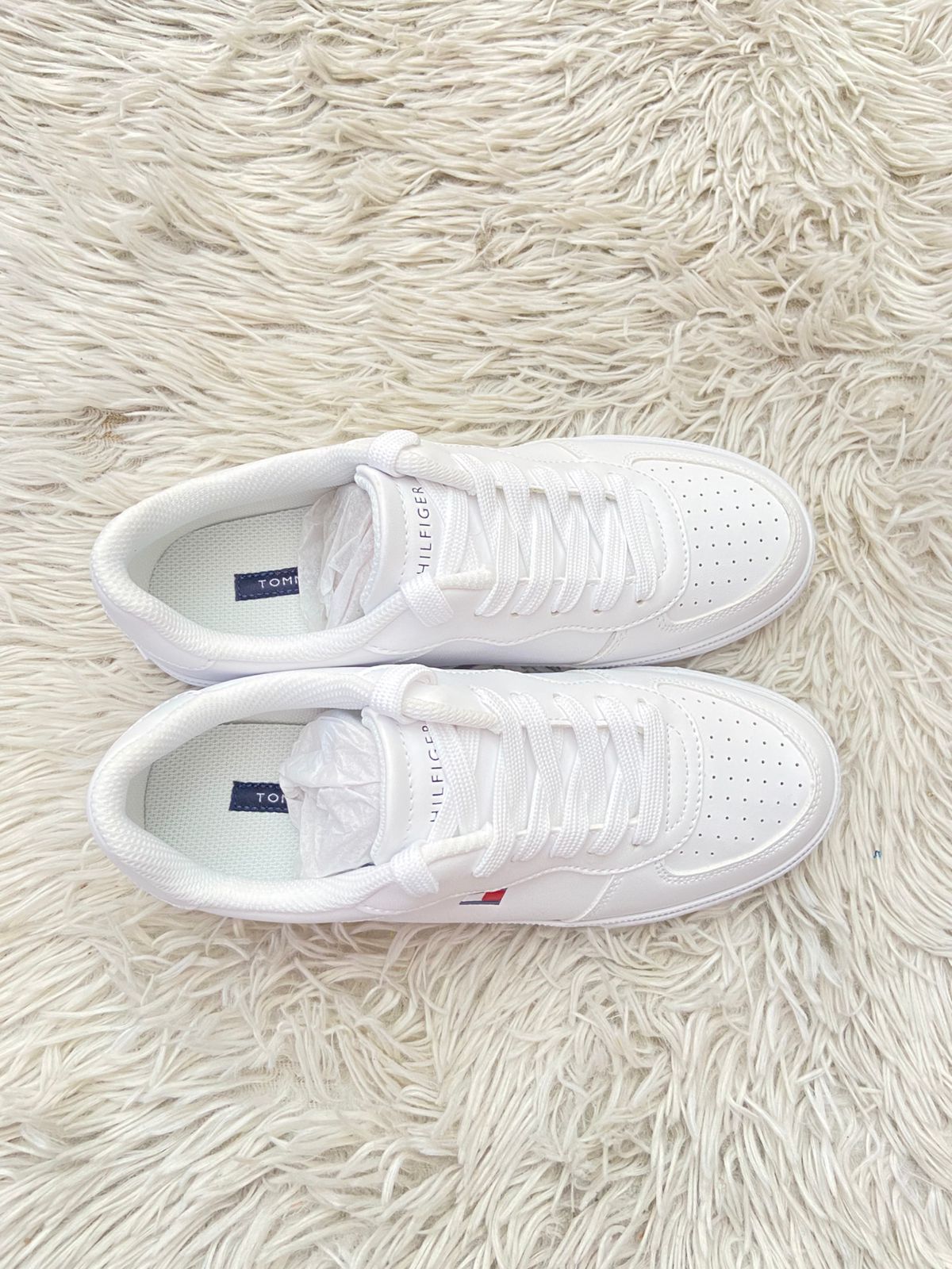 Tenis TOMMY HILFIGER original, color blanco con logo clásico en el costado.