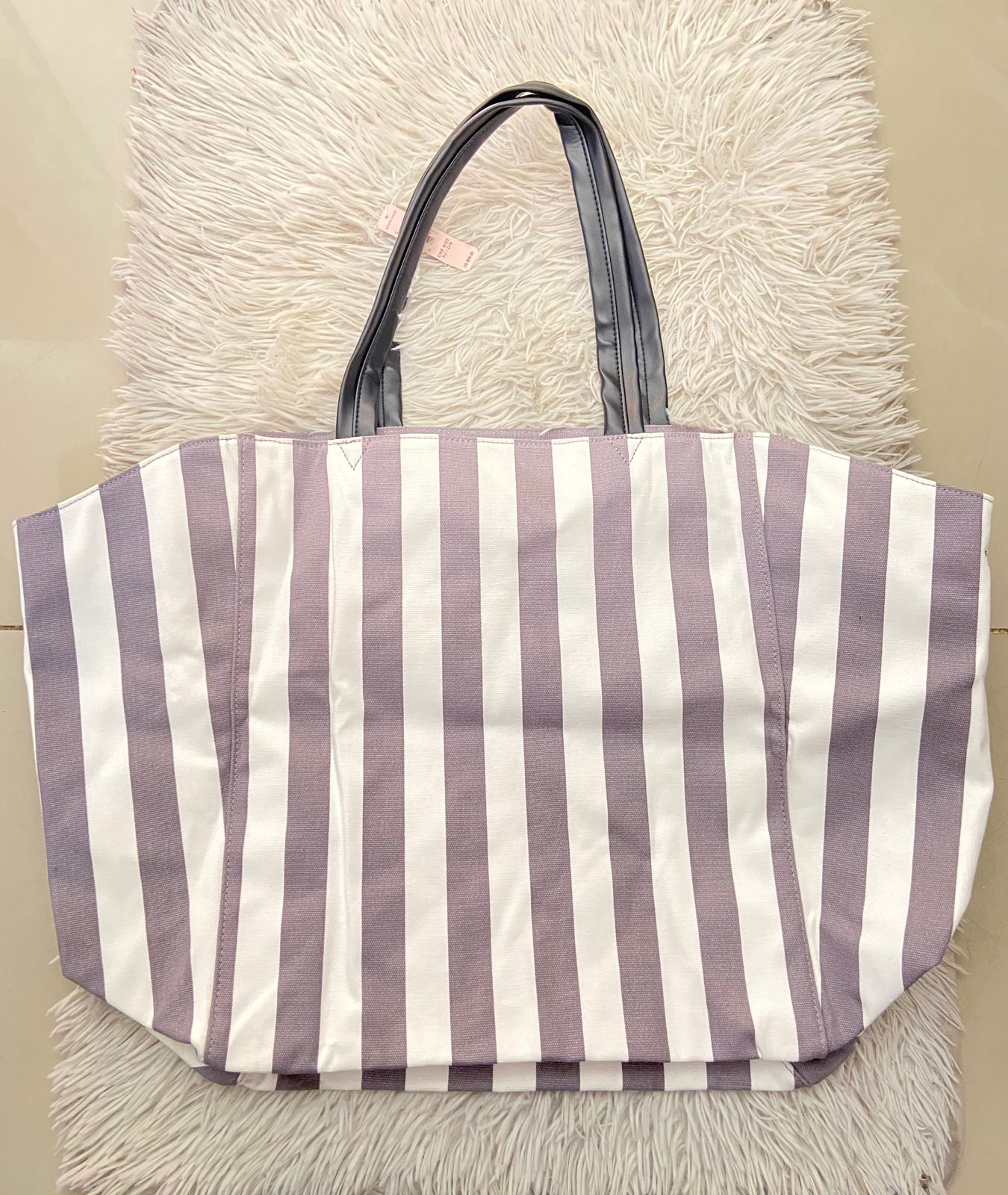 Bolso VICTORIA'S SECRET Original color blanco con rayas gris claro con asas en cuero negro.