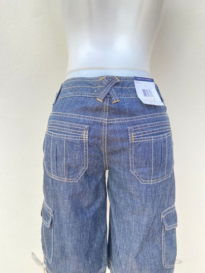 Bermuda TOMMY HILFIGER ORIGINAL tipo cargo jeans azul oscuro.