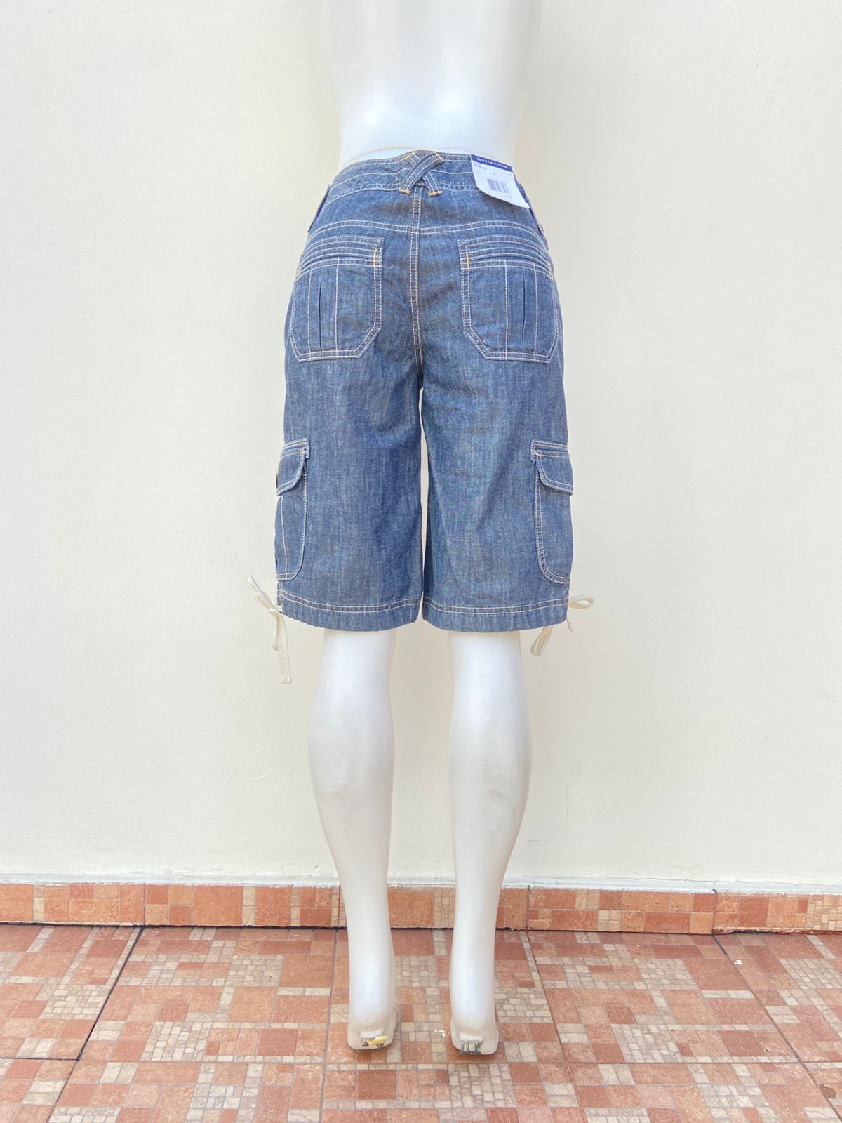 Bermuda TOMMY HILFIGER ORIGINAL tipo cargo jeans azul oscuro.