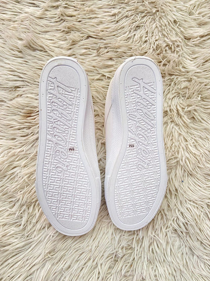Tenis TOMMY HILFIGER original, color blanco con logo clásico en el costado.