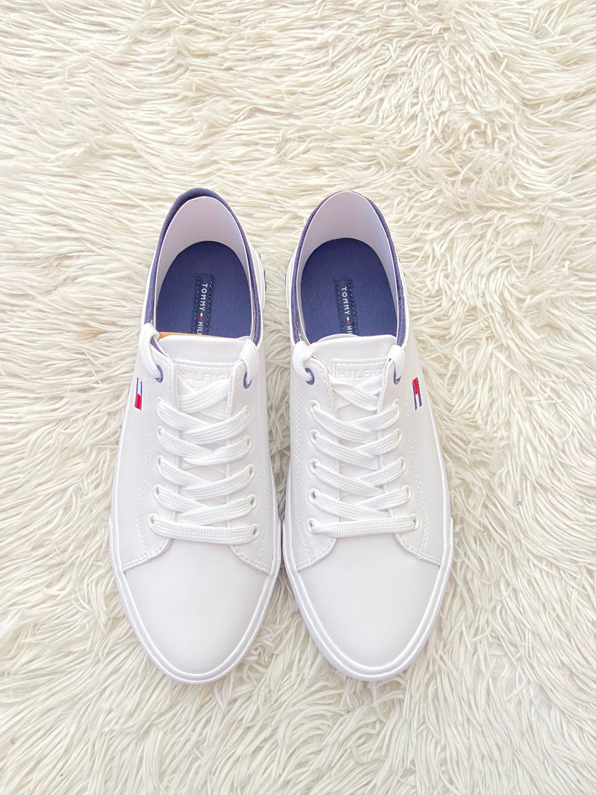 Tenis Tommy Hilfiger Original de Mujer en color blanco con banda en color azul marino blanco y rojo con letras Hilfiger