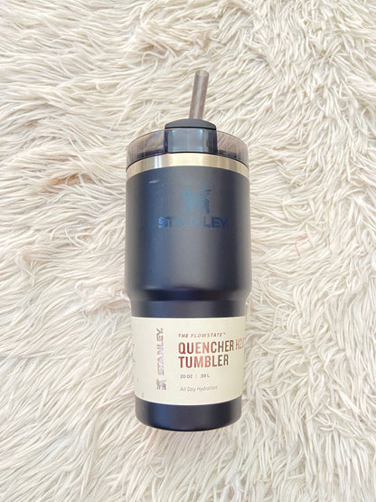 Stanley original termo H2.0 – 20 oz 🧊Súper versátil y con el tamaño perfecto para acompañarte a todos lados incluso portavasos del carro.  Mantiene las bebidas frías hasta 8 horas y con hielo hasta 30 horas.