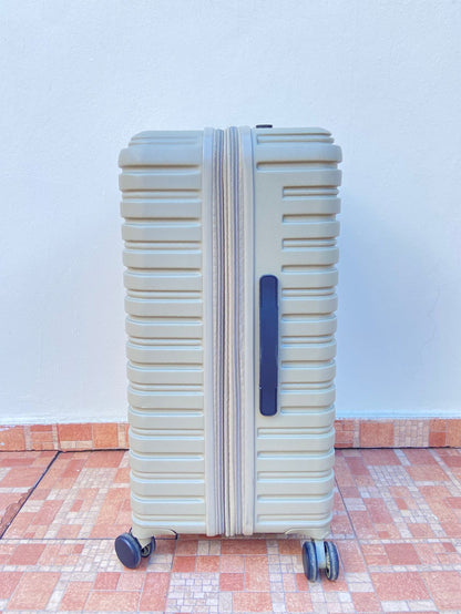 Maleta it luggage original , verde olivia. Material ABS resistente al agua.  Asa telescópica ajustable. Amplio interior con doble compartimento