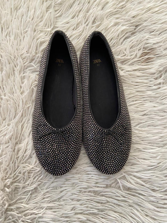Zapatos ninas Zara original, negro con piedras plateadas con un moño negro.