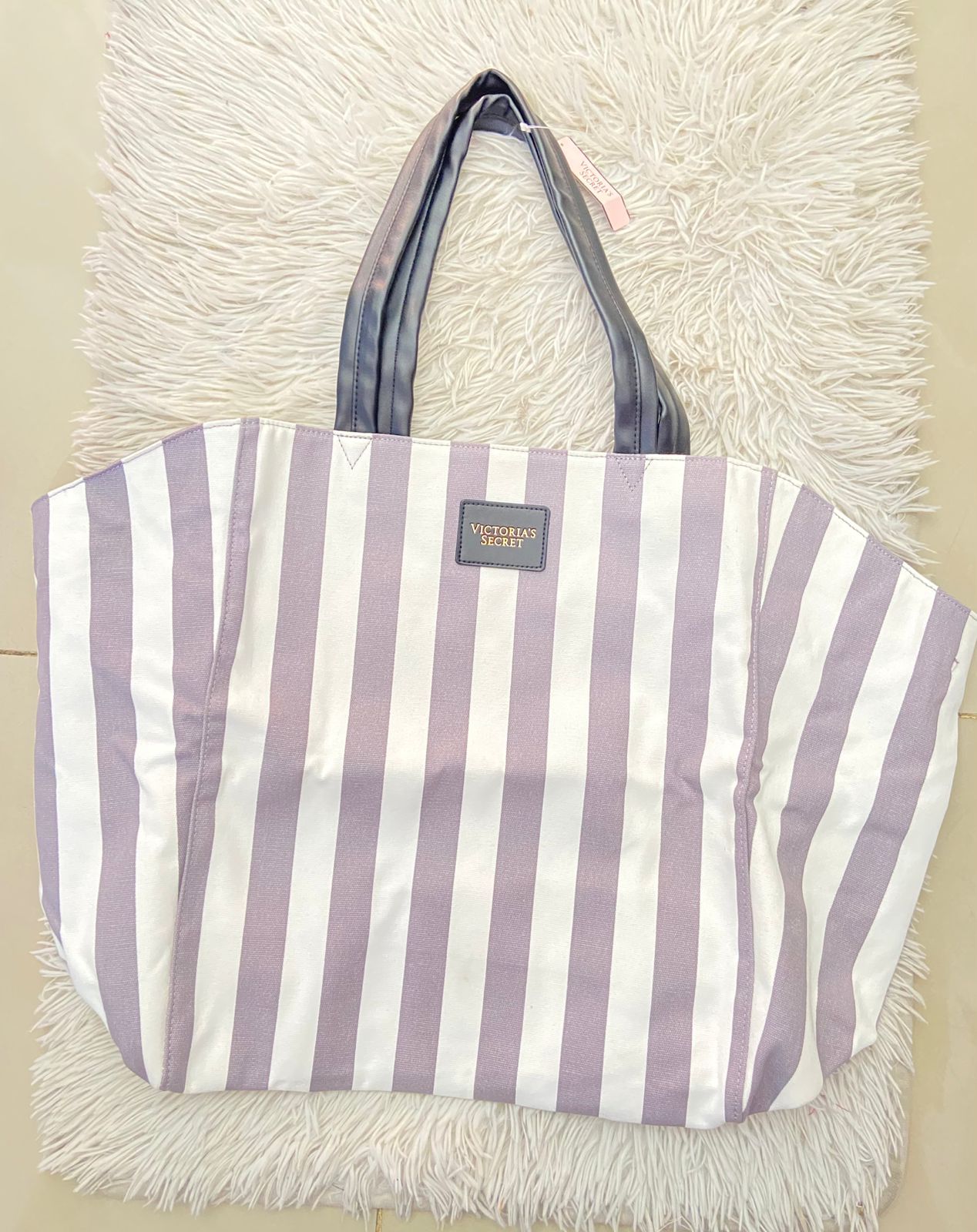 Bolso VICTORIA'S SECRET Original color blanco con rayas gris claro con asas en cuero negro.