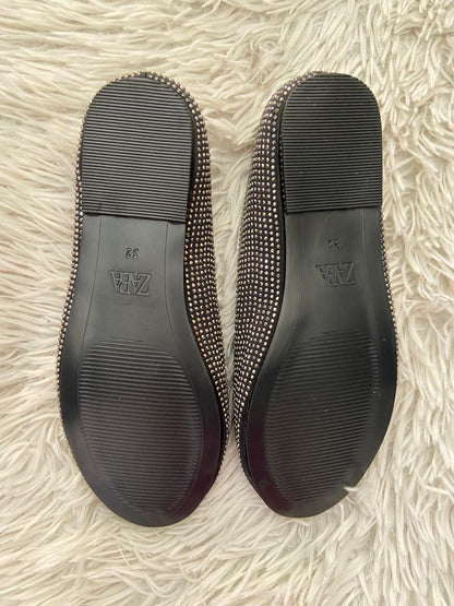 Zapatos ninas Zara original, negro con piedras plateadas con un moño negro.