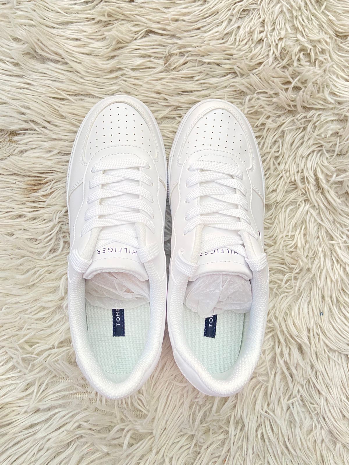 Tenis TOMMY HILFIGER original, color blanco con logo clásico en el costado.