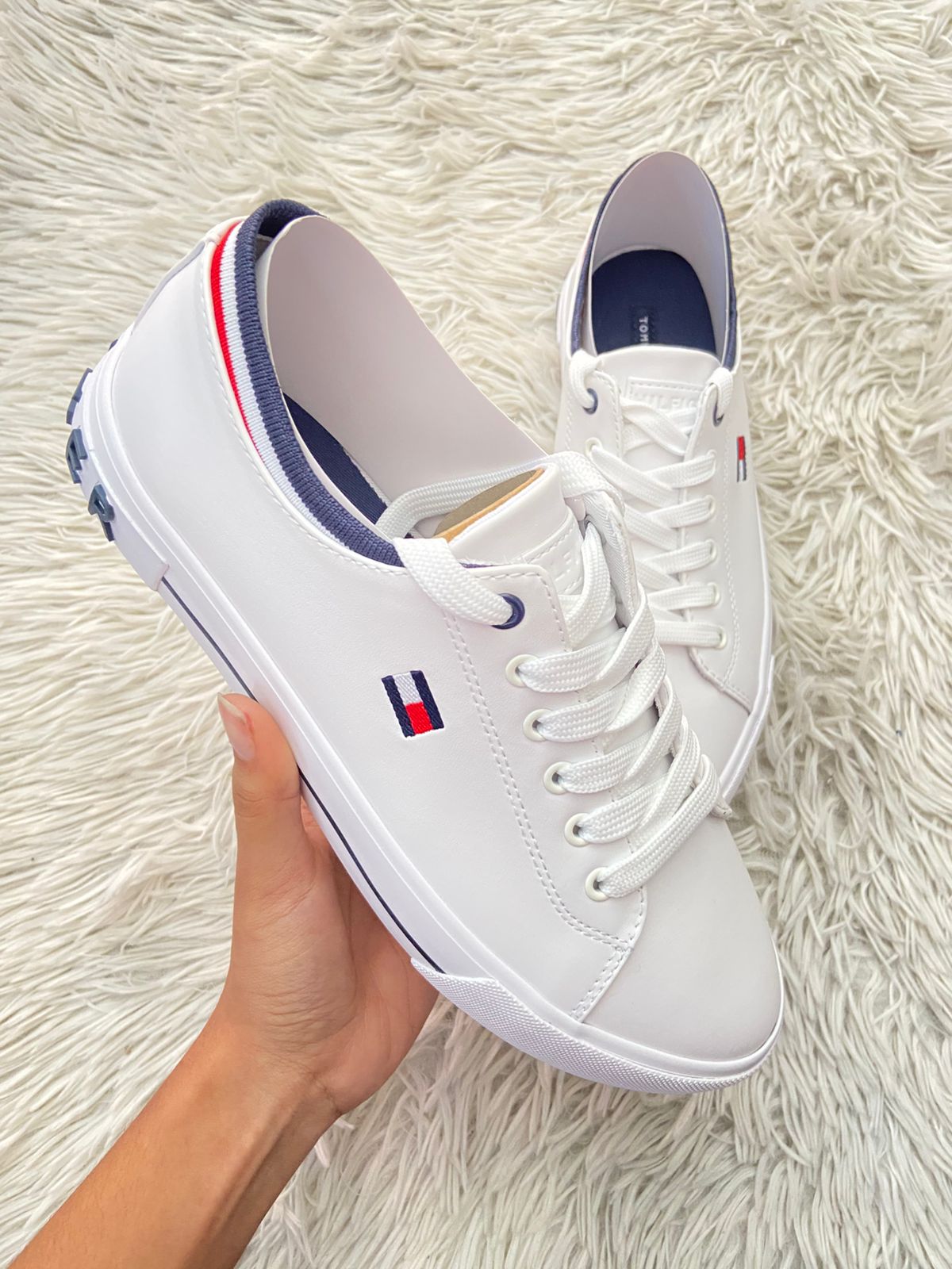 Tenis Tommy Hilfiger Original de Mujer en color blanco con banda en color azul marino blanco y rojo con letras Hilfiger
