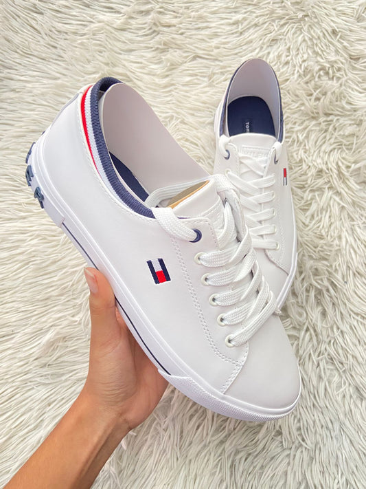 Tenis Tommy Hilfiger Original de Mujer en color blanco con banda en color azul marino blanco y rojo con letras Hilfiger