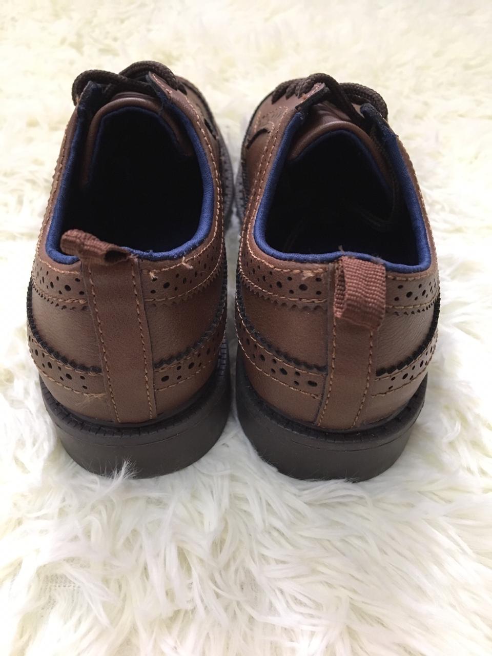 zapatos CARTER'S original de niños marrones con azul marino por dentro