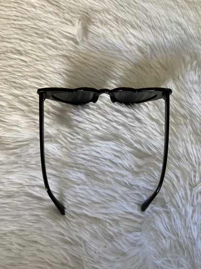 Lentes diseñados con protección UV 100-400 para proteger tu visión. Negros en forma de corazón