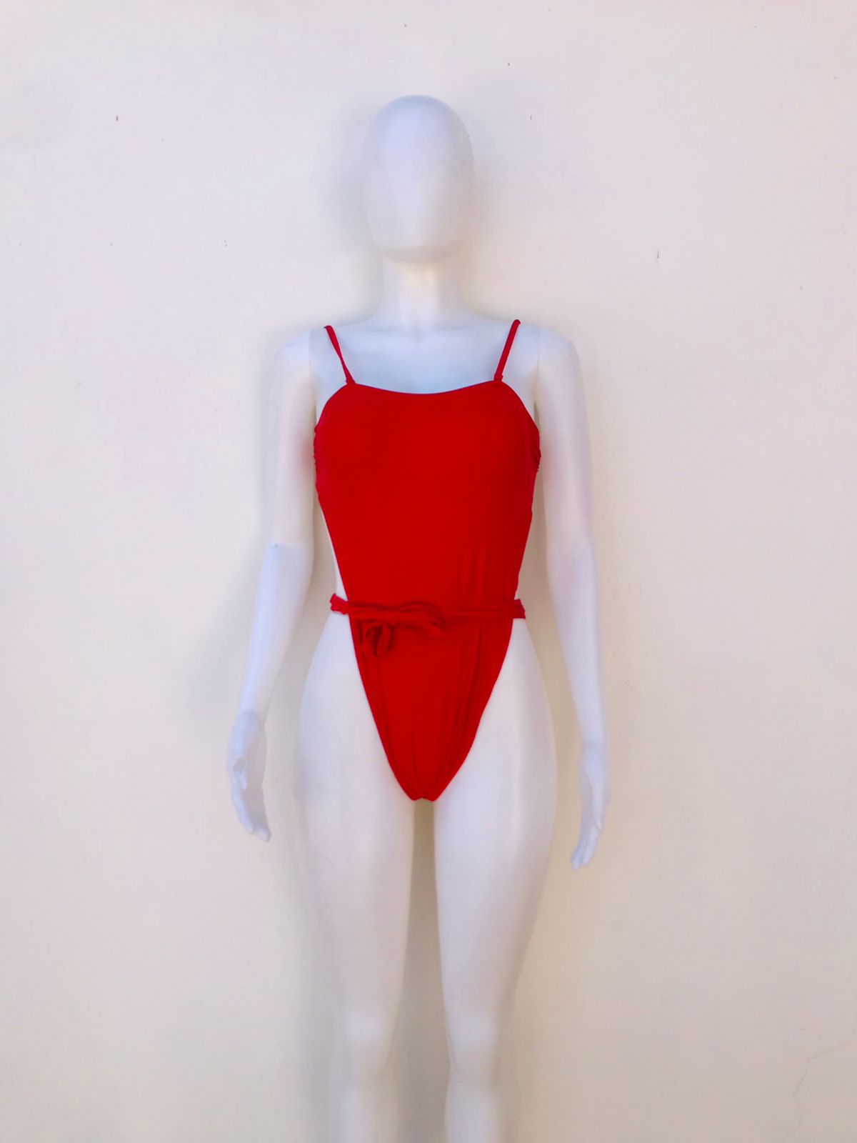 Biquini Mermaid Swimwear original, rojo intenso liso; con lazo ajustable en el centro.