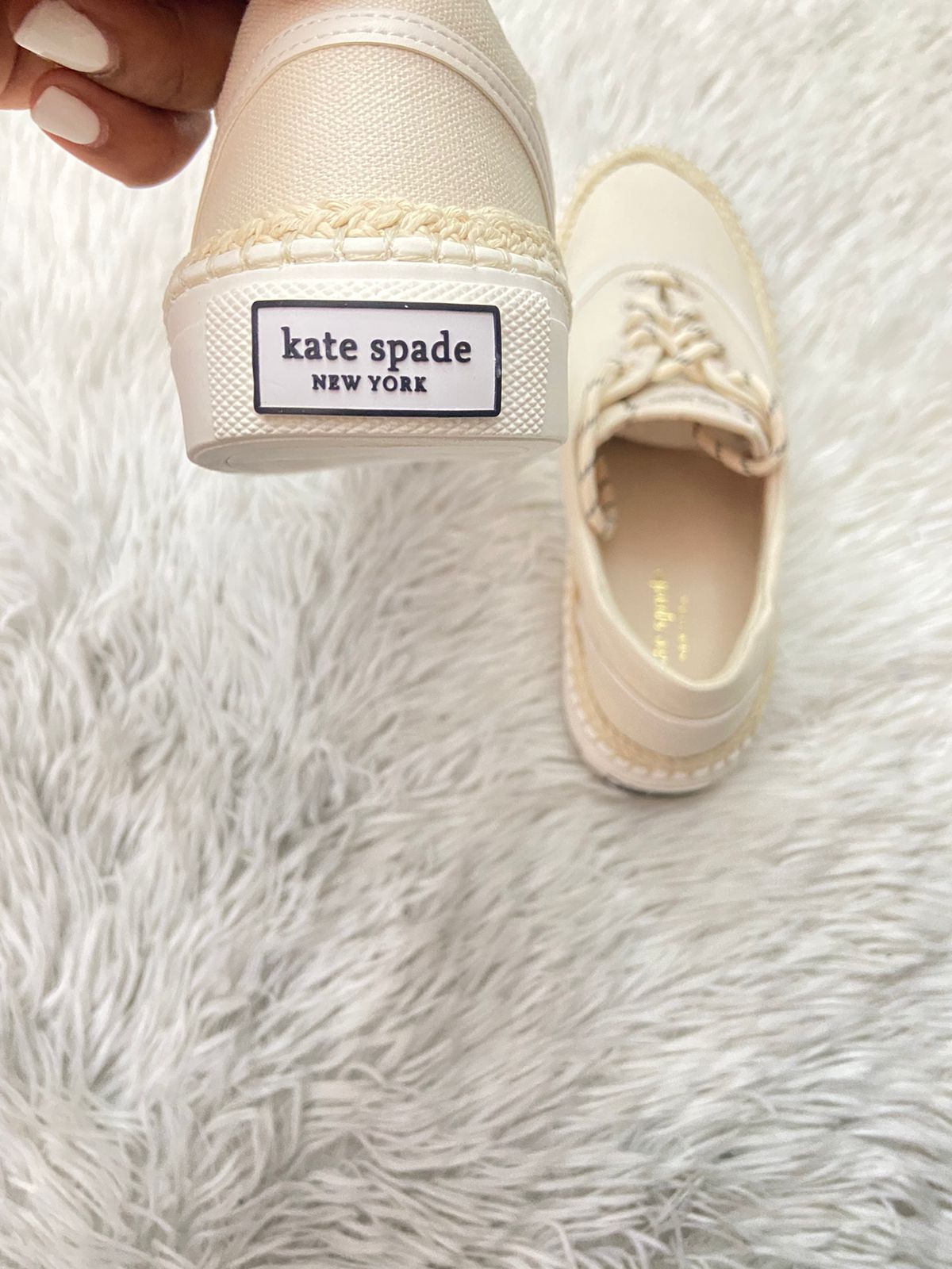 Tenis/ Zapatos Kate Spade New York original, color crema con borde en costura en hilo y cordones con puntos negros.