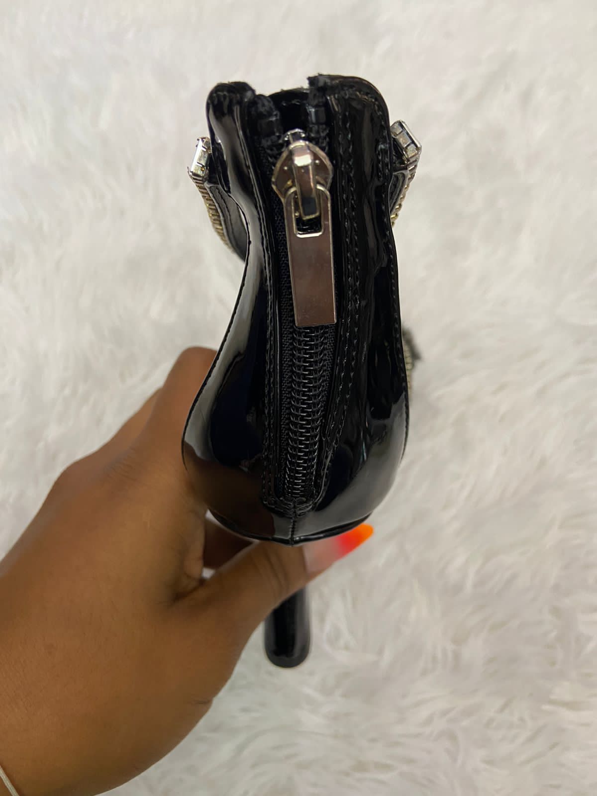 Zapatillas Fashion Nova original, negras con cadenas plateadas, tacón en forma de S.