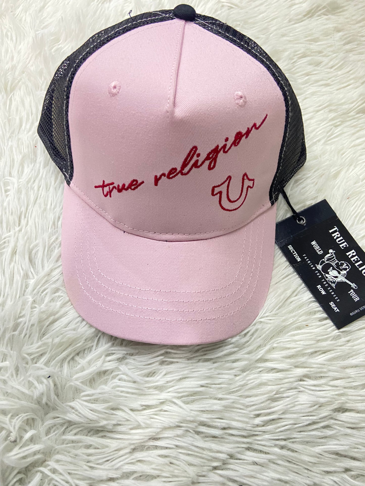 Gorra True Religion Original rosado claro con letras True Religion en rojo y parte de atrás estilo red negra.
