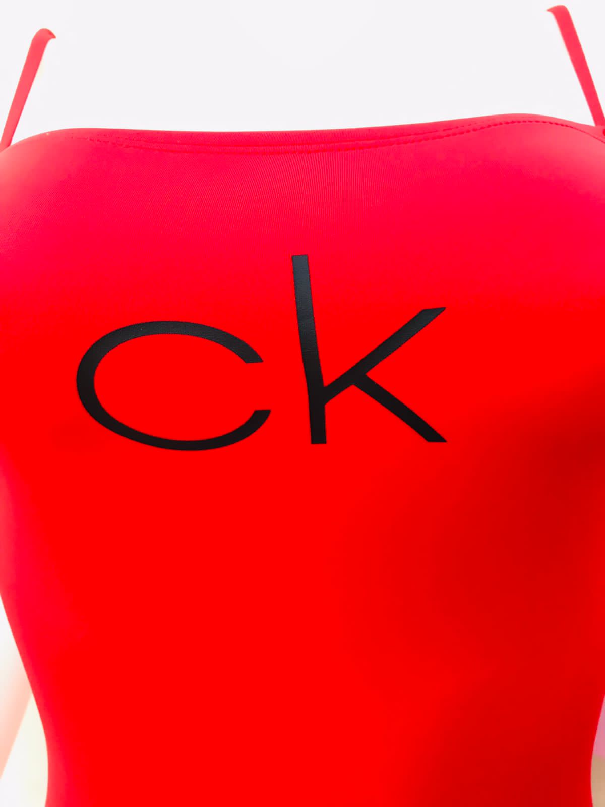 Biquini Calvin Klein original de color rojo con diseño de letra CK en negro al frente