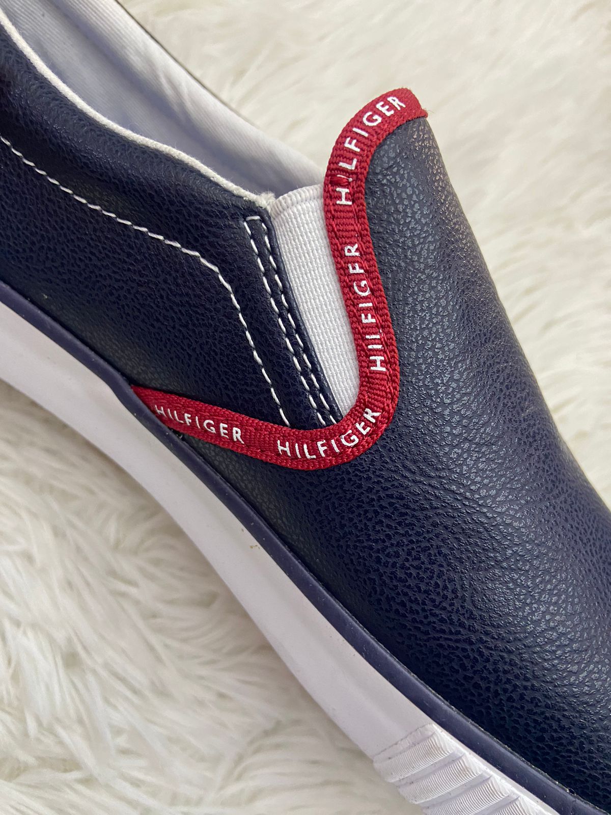 Alpargatas/ Tenis Tommy Hilfiger original azul marino con línea en color rojo y letras  HILFIGER en blanco.
