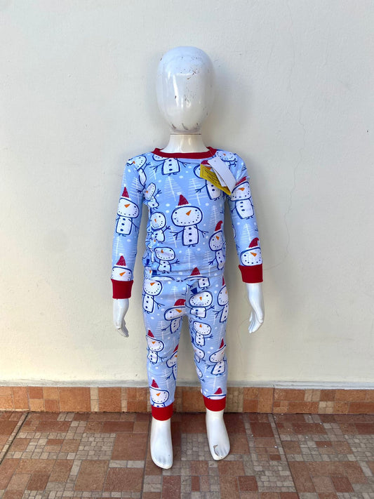 Conjunto/ Pijama The children’s Place original azul con estampado de muñecos de nieve y acabado en rojo.