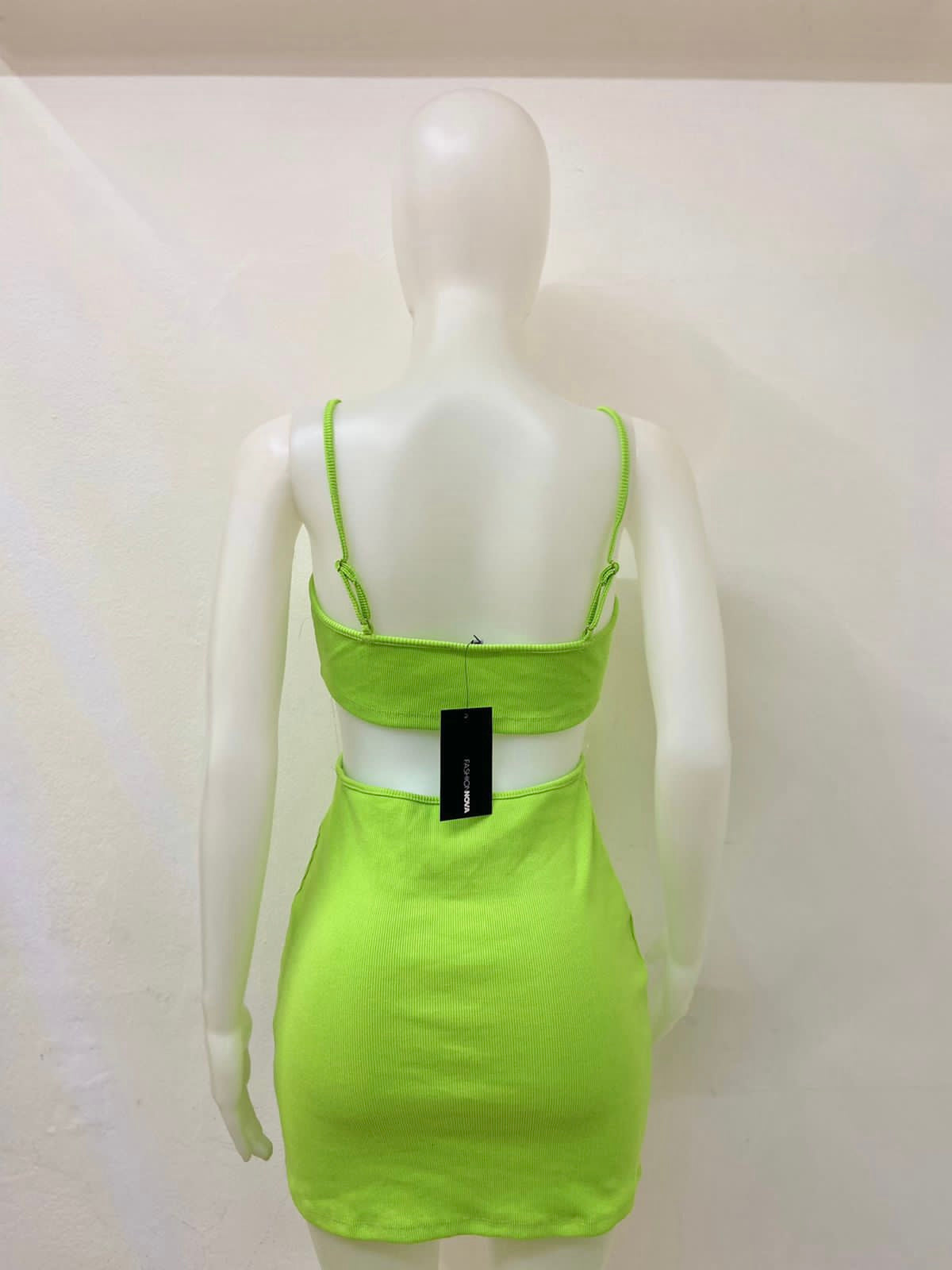 Vestido Fashion Nova original verde limón, con diseño de moño en la parte delantera.