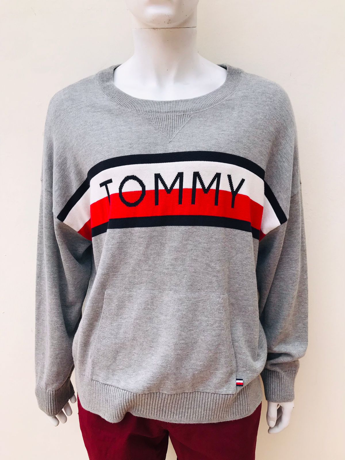 Sueter Tommy Hilfiger original, gris con letras TOMMY en Banda en color blanco, rojo y azul, manga larga.
