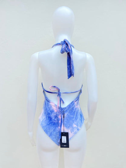 Biquini, de una pieza  azul con rosado entero, escote en el centro en color plata con cadena con mariposa