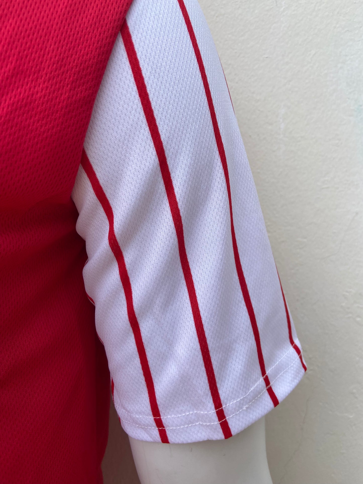 T-shirt/chaqueta Rue21 original de color rojo cuello V con mangas blancas y rayas rojas botonea al frente diseño de letra EPIC en color blanco al frente y EPIC SINCE FOREVER 1991 en la parte de atras
