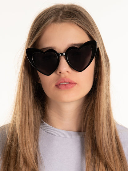 Lentes diseñados con protección UV 100-400 para proteger tu visión. Negros en forma de corazón
