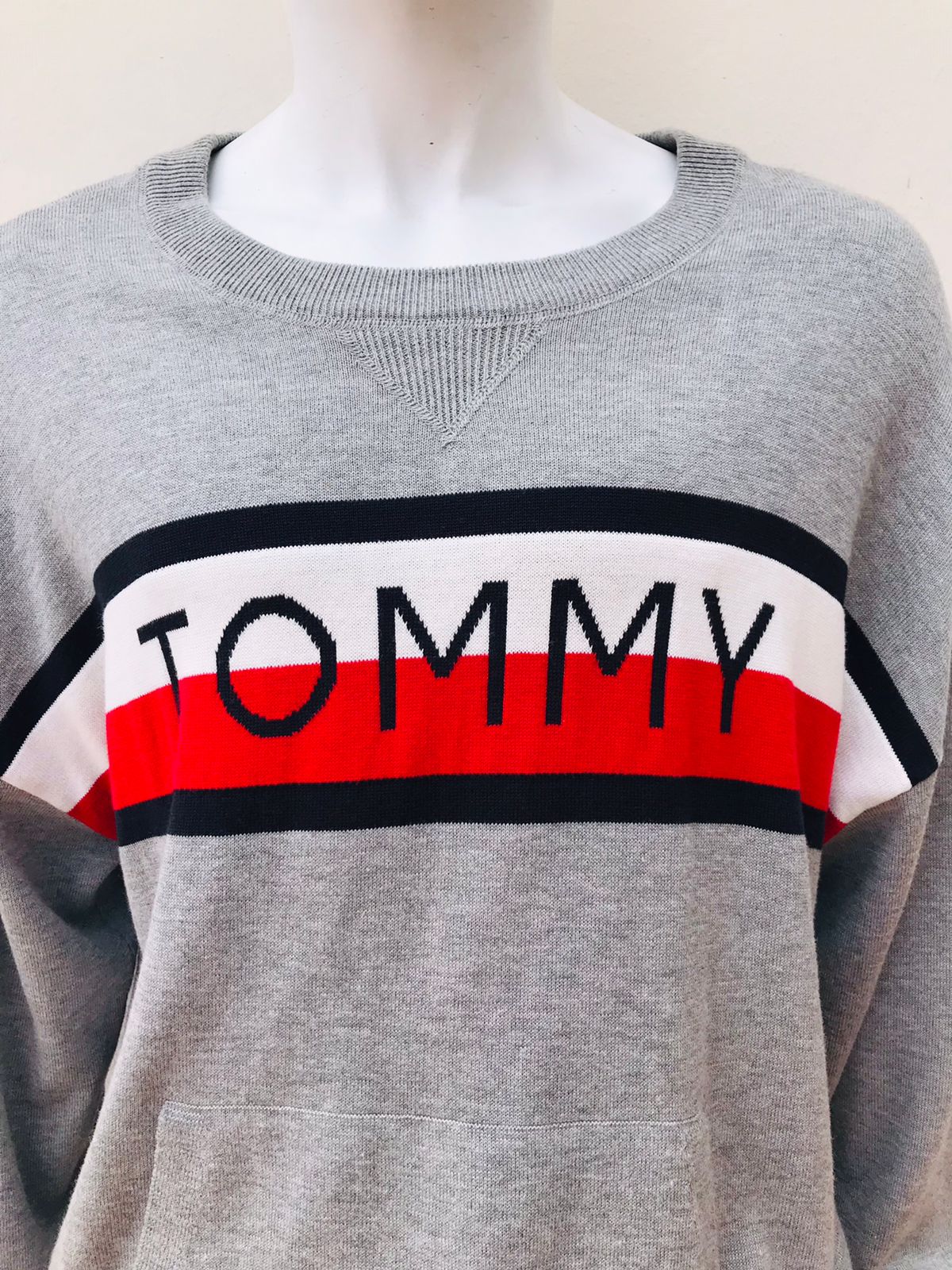 Sueter Tommy Hilfiger original, gris con letras TOMMY en Banda en color blanco, rojo y azul, manga larga.
