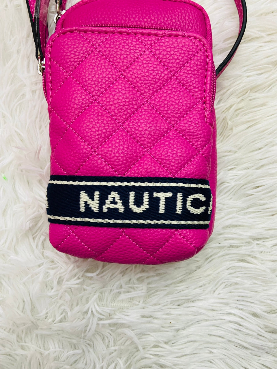 Cartera Nautica original con dos compartimentos y otro bolsillo adentro de color rosado fucsia con diseño de raya negra y letras NAUTICA en blanco al