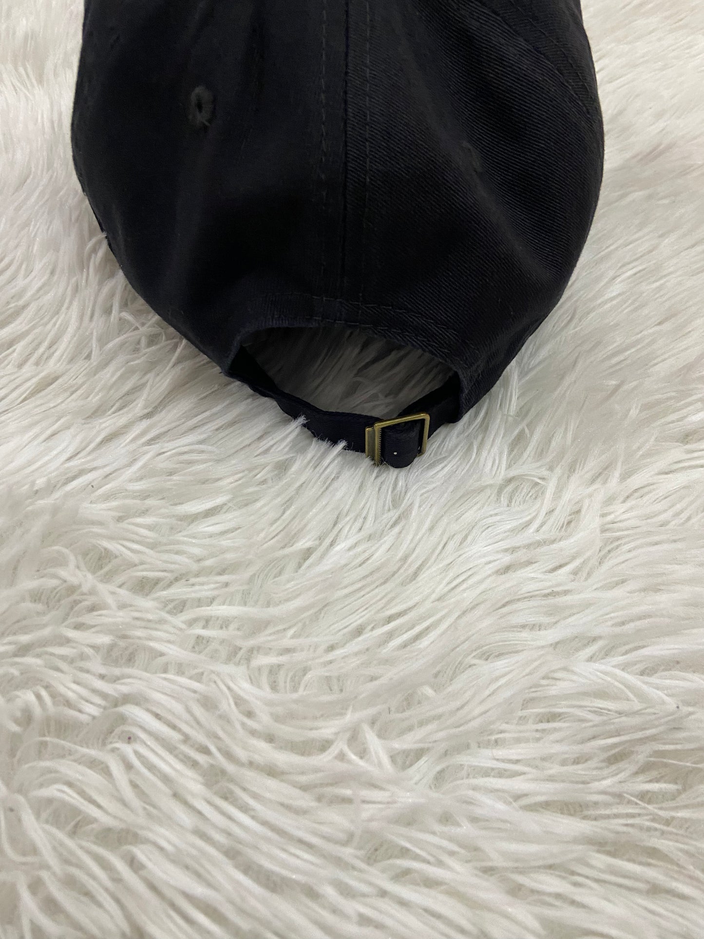 Gorra Fashion Nova original de color negro con diseño de letra BAD BITCH ( perra mala ) en color blanco en la parte del frente ajustable en la parte de atrás