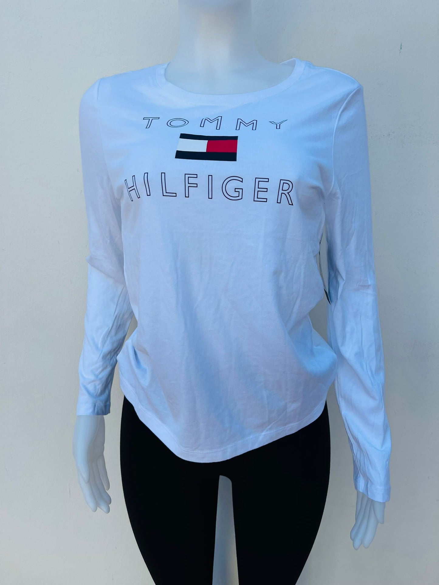 Suéter/ Abrigo Tommy Hilfiger original, blanco con letras TOMMY HILFIGER y logotipo de la marca en el centro, manga larga.